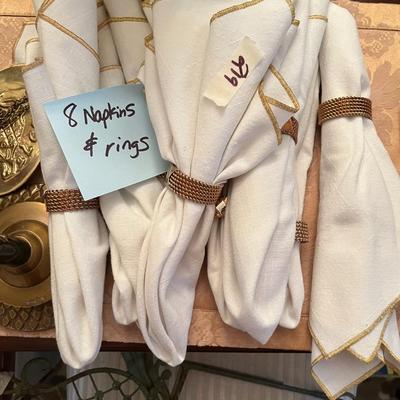 Set of 8 Napkins and Napkin Rings - Lot 219