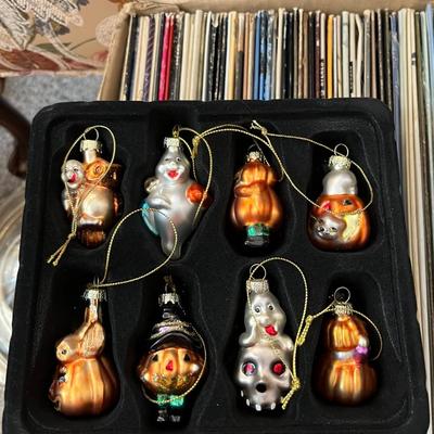 8 Halloween Ornaments - Lot 281