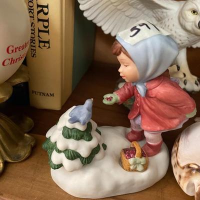 Avon Porcelain Figurine Music - Lot 341