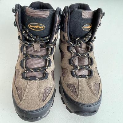 Men's NEW size 8 hiking boots