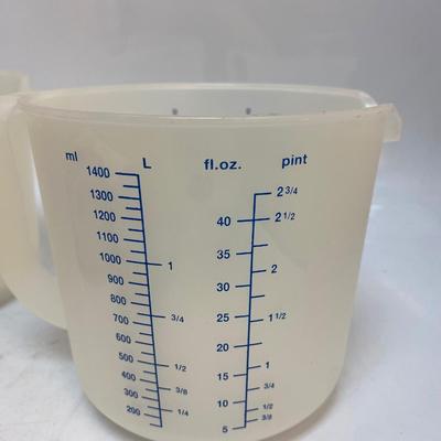 Pair of Large Plastic Measuring Cups with Lids 9c & 5c