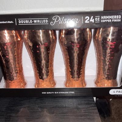 New in box Pilsner 24oz Hammered Copper Finish.