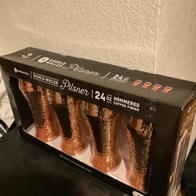 New in box Pilsner 24oz Hammered Copper Finish.