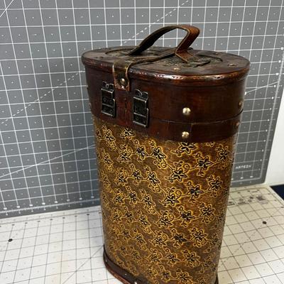 Bottle Tote or Carrying Box. 