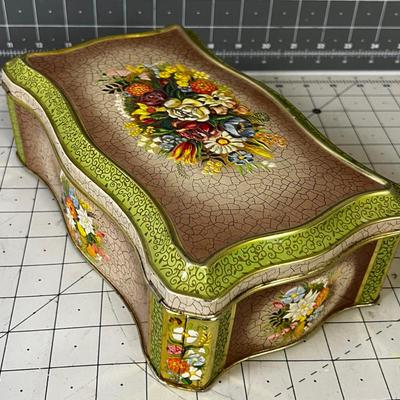 Old Candy TIN with Wood CHESS Men 