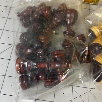 Old Candy TIN with Wood CHESS Men 