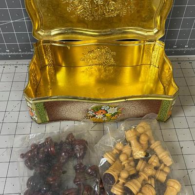 Old Candy TIN with Wood CHESS Men 