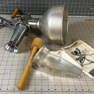 VICTORIO Strainer, Like NEW 