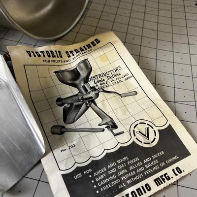 VICTORIO Strainer, Like NEW 