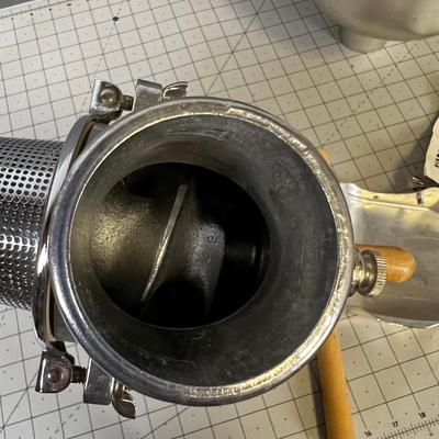 VICTORIO Strainer, Like NEW 