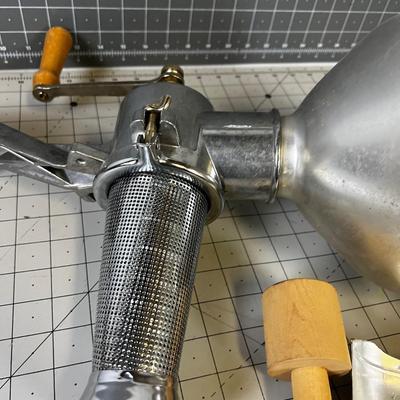 VICTORIO Strainer, Like NEW 