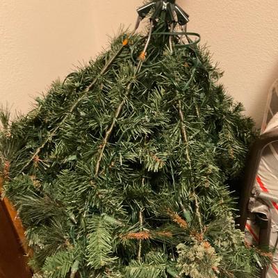 7â€™ lighted Christmas tree ðŸŽ„