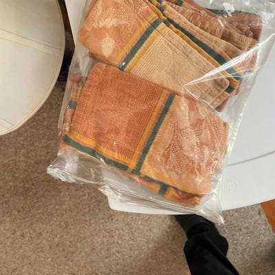 8 Cloth Napkins - Lot 432