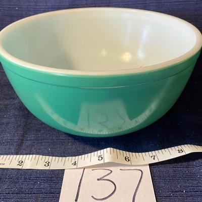 Vintage Pyrex 8.5â€x4â€ Bowl