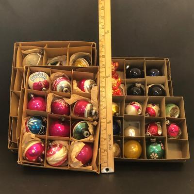 LOT 36M: Mixed Vintage Christmas Ornaments