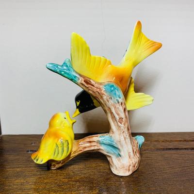 LOT 55R: Wooden Display Shelf with 5 Procelain Bird Figurines.
