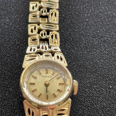 NECKLACE AND LADIES SEIKO WATCH