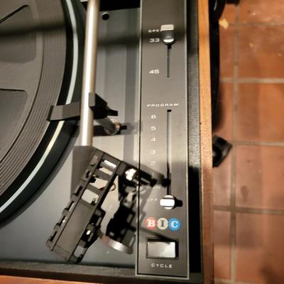 2 Stereo Turntable and Speak Lot