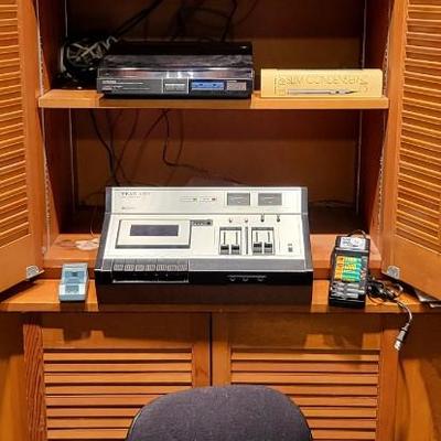2 Stereo Turntable and Speak Lot