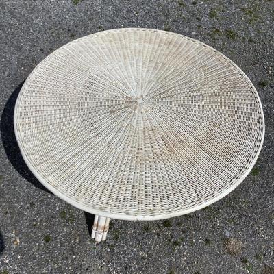 240 Antique Wicker Round Table