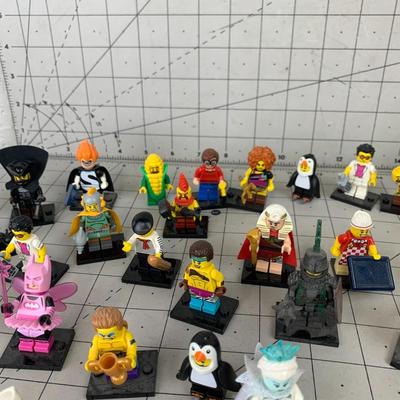 #390 Big Bundle of Lego Figures