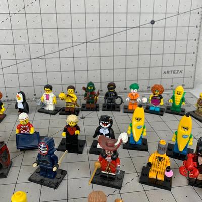 #390 Big Bundle of Lego Figures