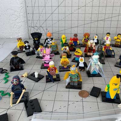 #390 Big Bundle of Lego Figures