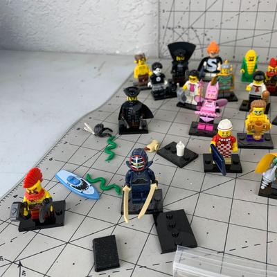 #390 Big Bundle of Lego Figures