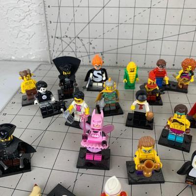#390 Big Bundle of Lego Figures