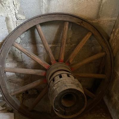 Wagon wheel with hub