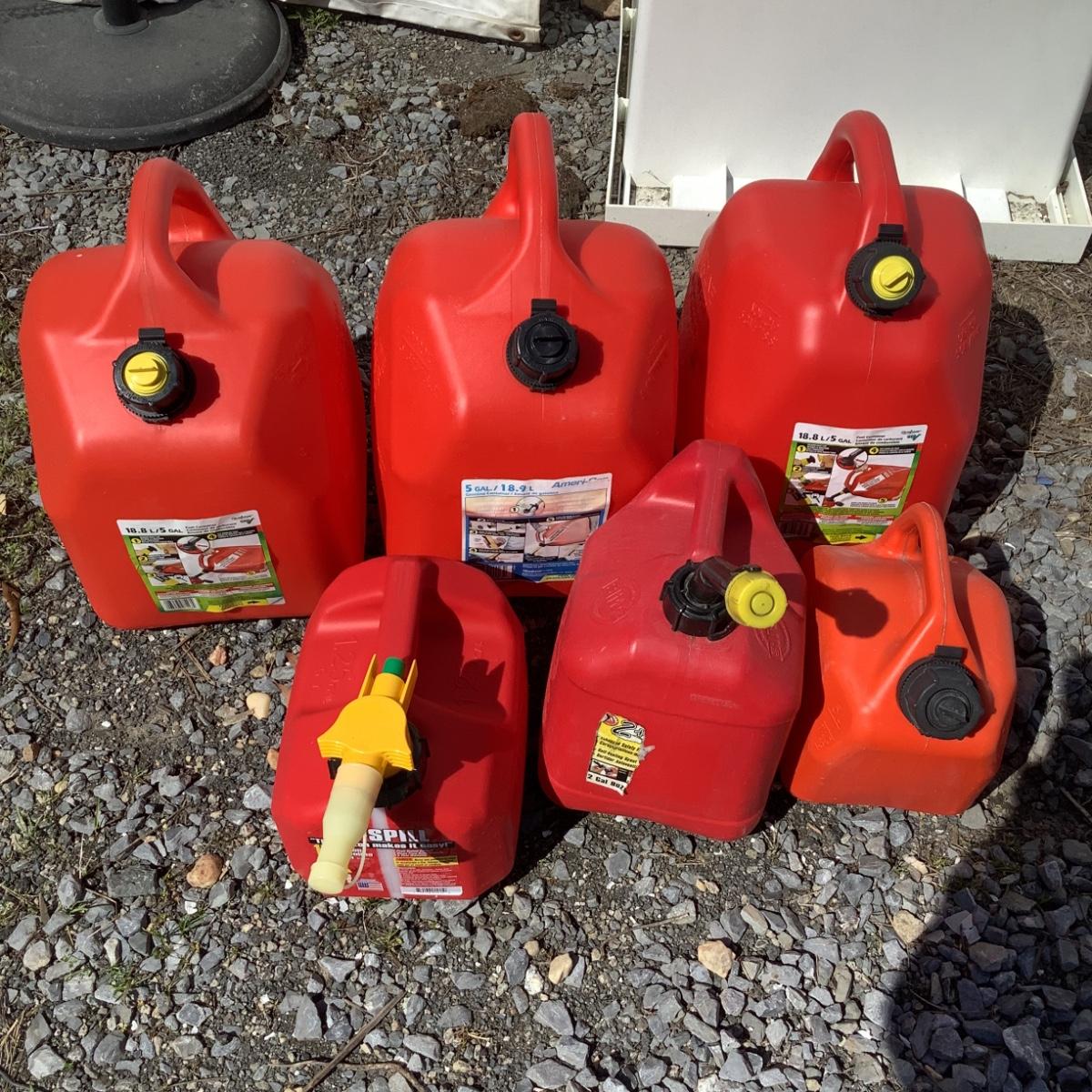 314 Lot Of Gas Cans EstateSales Org A 85105191 Rqbbdpae467zm9fr