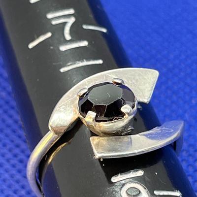 SILVER RING WITH FACETED GEM STONE 