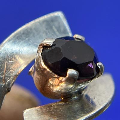 SILVER RING WITH FACETED GEM STONE 