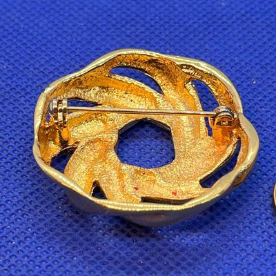 STATELY GOLD TONE PIN SWIRL CIRCLE DESIGN