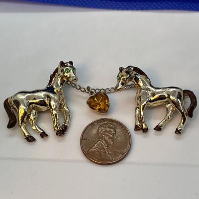 VINTAGE DUO HORSEY PINS CENTER HEART