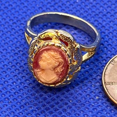 FAUX CAMEO RING GOLD TONE METAL