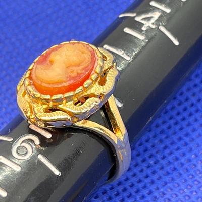 FAUX CAMEO RING GOLD TONE METAL