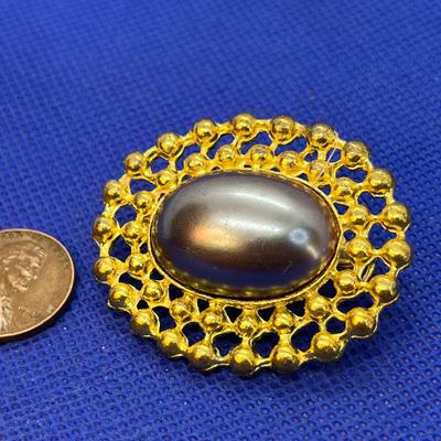 GREY PEARL VINTAGE PIN