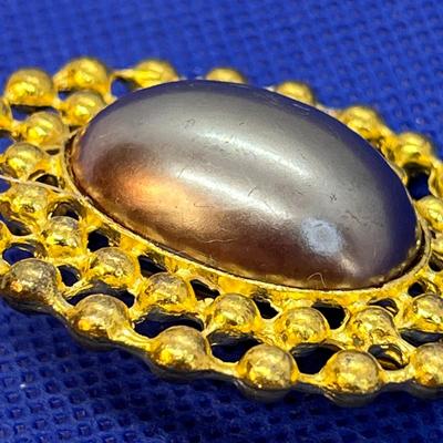 GREY PEARL VINTAGE PIN