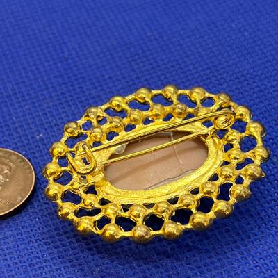 GREY PEARL VINTAGE PIN