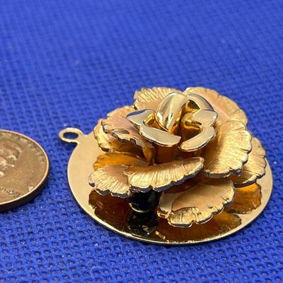 NICE 3-DIMENSIONAL LEAF PENDANT LARGE CHARM