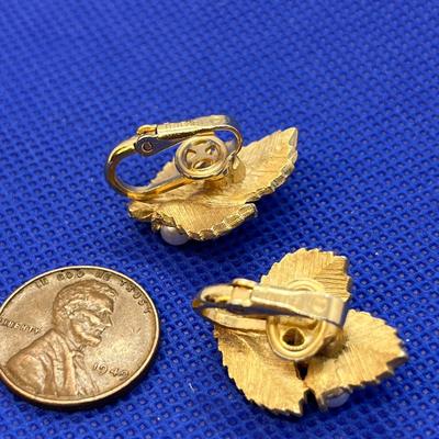 VINTAGE â€œTRIFARIâ€ PEARLY LEAF CLIP-ON EARRINGS