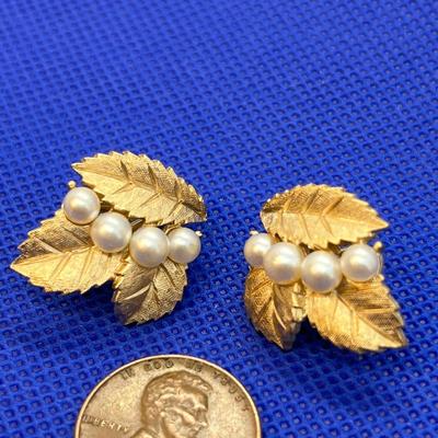 VINTAGE â€œTRIFARIâ€ PEARLY LEAF CLIP-ON EARRINGS