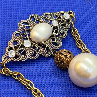 STATELY PEARLY FILIGREE AND CHAIN DESIGN PIN