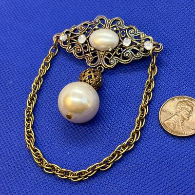 STATELY PEARLY FILIGREE AND CHAIN DESIGN PIN
