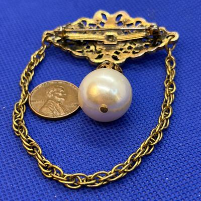 STATELY PEARLY FILIGREE AND CHAIN DESIGN PIN