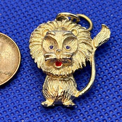 DETAILED STYLIZED LION PENDANT CHARM