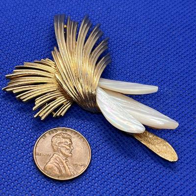 VINTAGE BURST PIN w/ REAL SEASHELL