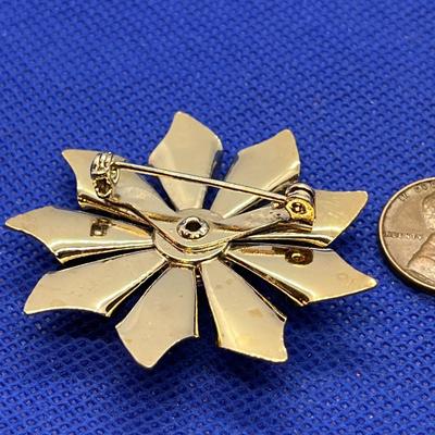 VINTAGE GREEN CENTER PIN