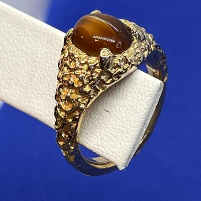 GOLD TONE METAL RING DEEP AMBER STONE